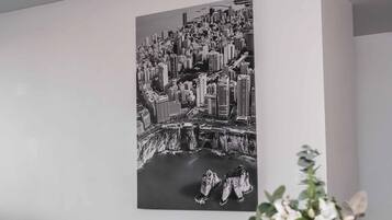 Een zwart-wit stadsgezicht als kunstwerk op een muur.