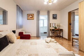A bedroom with a bed, a desk, a chair, and a wardrobe. - A1 - Cozy apt w Pool & big Terrace, 2 min to Beach (Dugi Rat)
