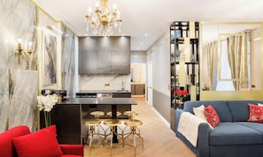 Un interior moderno con cocina, comedor y sala de estar.