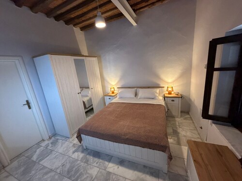 SimpleGreece Skyros Traditional Holiday Home with Balcony, Wi-Fi & Air Conditioning