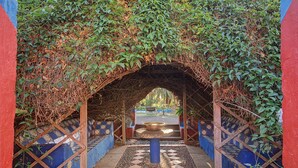 An arched tunnel with a tiled floor, surrounded by greenery and a patterned wall. - Room 'Suite Jardines' with Mountain View, Shared Pool and Wi-Fi (Breña Alta)