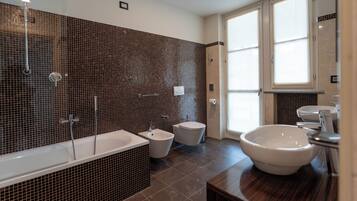 Chambre Confort Double ou avec lits jumeaux, vue colline | Salle de bain