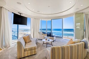 Living area - NEW Boardwalk Paradise | Luxury Family Oceanfront Home Mission Beach (San Diego)