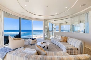 Living area - NEW Boardwalk Paradise | Luxury Family Oceanfront Home Mission Beach (San Diego)
