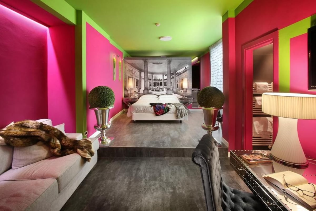 Suite, balkon, pemandangan halaman | Brankas, setrika/meja setrika, dan Wi-Fi gratis
