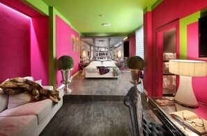 Suite, balkon, pemandangan halaman | Brankas, setrika/meja setrika, dan Wi-Fi gratis