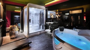 Une salle de bain moderne équipée d’un sauna, d’un jacuzzi et d’une douche séparée.