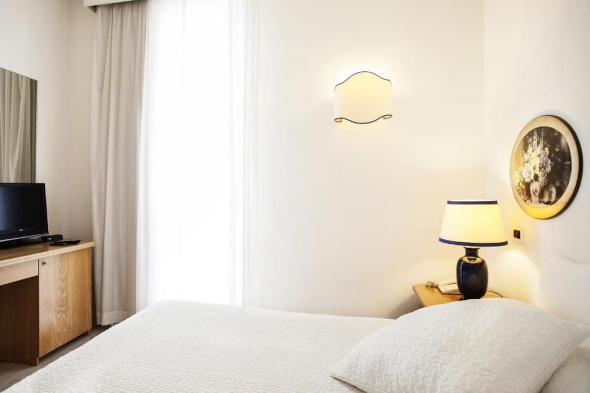 Habitació individual Comfort, vistes al pati | Caixa forta a l'habitació, planxa i posts de planxar i wifi gratuïta 