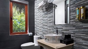 Deluxe Double Room, Patio, Garden View | Bilik Mandi