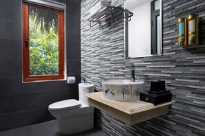 Deluxe Double Room, Patio, Garden View | Bathroom | Shower, towels, shampoo, toilet paper - Hang Mua Green Garden Homestay (Ninh Binh)