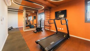 A gym with treadmills, exercise equipment, and a mirrored wall. - Arte Onze de Junho (São Paulo)