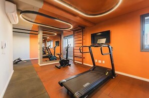 A gym with treadmills, exercise equipment, and a mirrored wall. - Arte Onze de Junho (São Paulo)