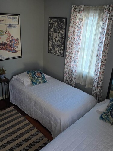Cozy 2 Bedroom close distance to downtown.