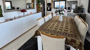 Una cocina moderna con horno empotrado, microondas y refrigerador.