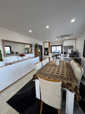 Cozinha moderna com forno embutido, micro-ondas e geladeira.