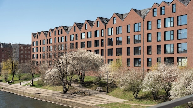 A modern building with a brick facade and multiple windows. - Wintera Residence - River View Apartment (Gdańsk)