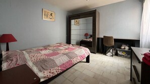 A bedroom with a bed, a desk, a chair, and a wardrobe. - Quartier des Goélands, Villa t5 pour 8 N25 (La Grande-Motte)
