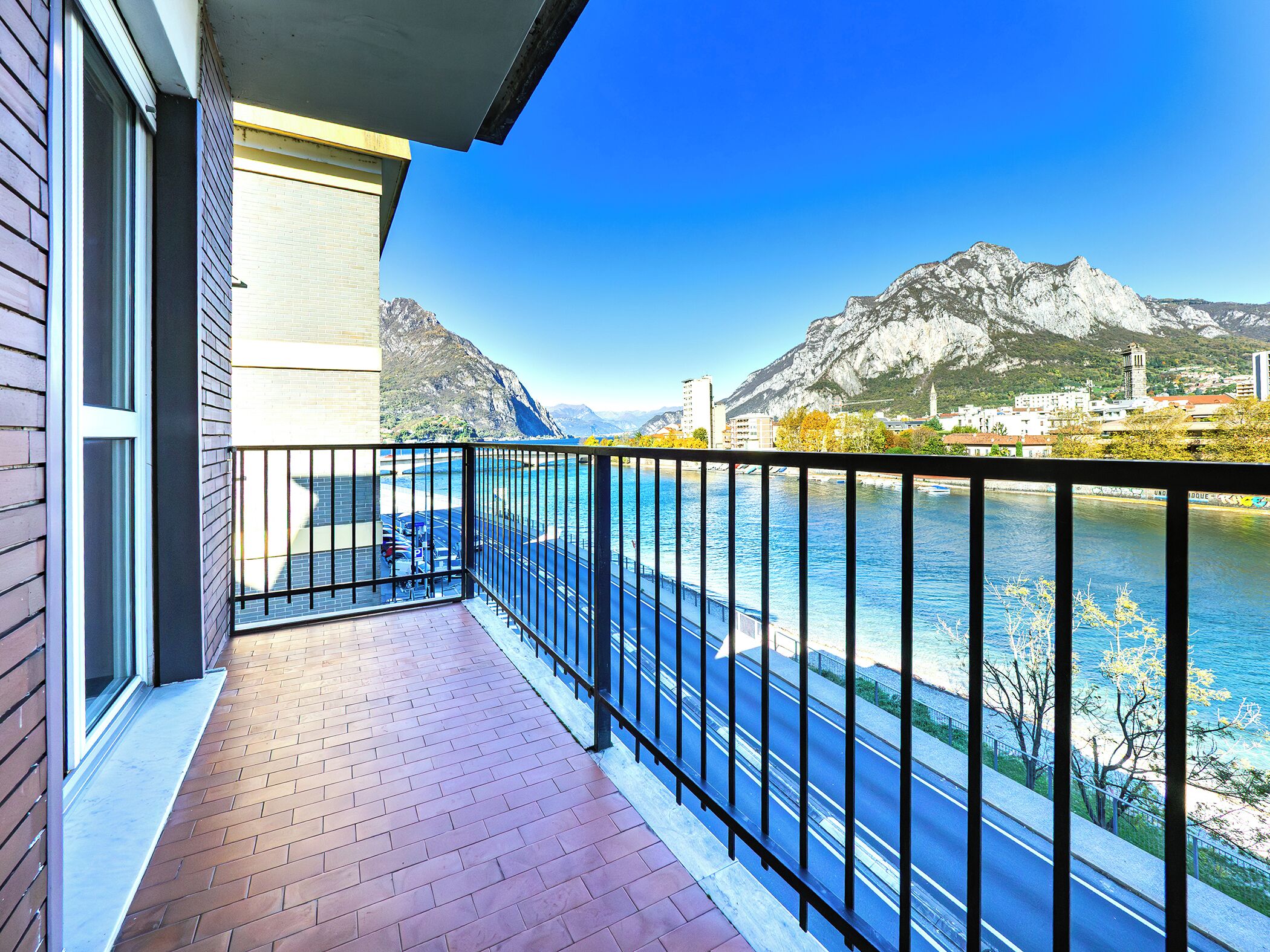 Ein Balkon mit Blick auf einen Fluss und Berge.
