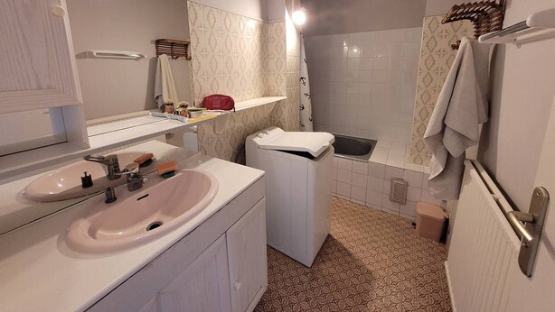 A bathroom with a sink, mirror, towel rack, shower, and a toilet. - Coeur de ville, t3 pour 6 personnes N35 (La Grande-Motte)