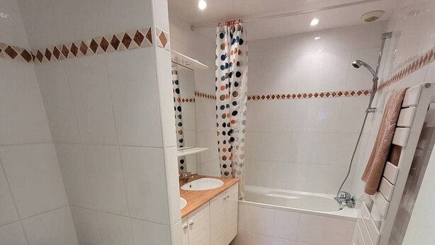 A bathroom with a toilet, sink, shower, and a towel rack. - Quartier du port, t4 pour 8 personnes N12 (La Grande-Motte)