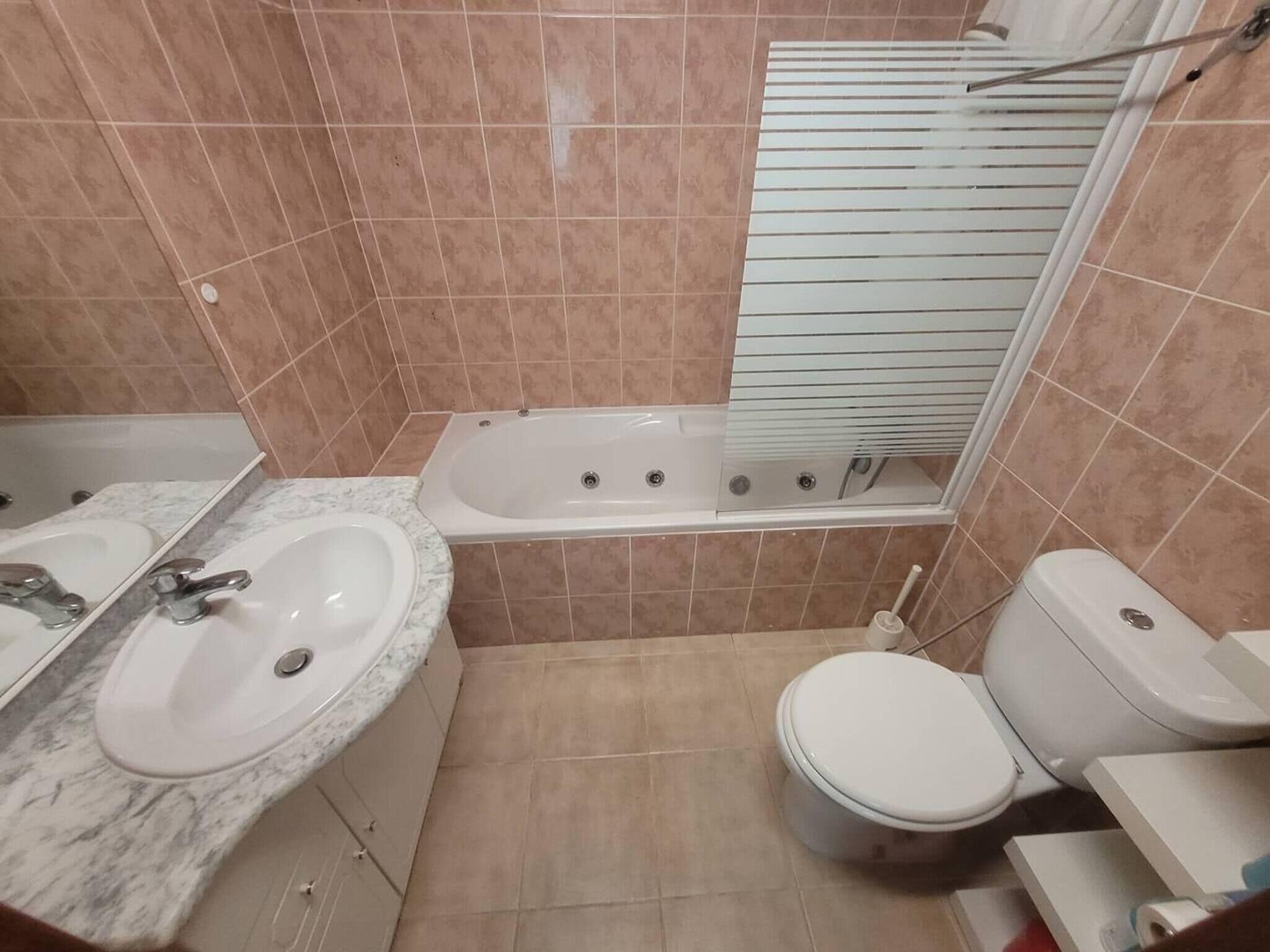 Kylpyhuone, jossa on kylpyamme, wc ja pesuallas.
