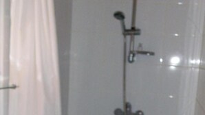 A bathroom with a shower, a toilet, and a sink. - Bed and Breakfast 'Chambre Rolland' with Shared Pool, Shared Garden and Wi-Fi (Carcassonne)