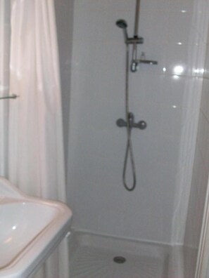 A bathroom with a shower, a toilet, and a sink. - Bed and Breakfast 'Chambre Rolland' with Shared Pool, Shared Garden and Wi-Fi (Carcassonne)