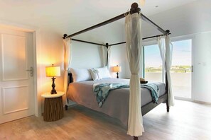 Een hemelbed met uitzicht op de stad door het raam.