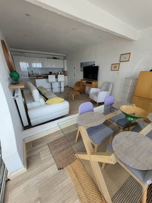 A compact living space with a sofa, a dining table, and a kitchen area. - Centre Ville, t2 pour 4 N31 (La Grande-Motte)