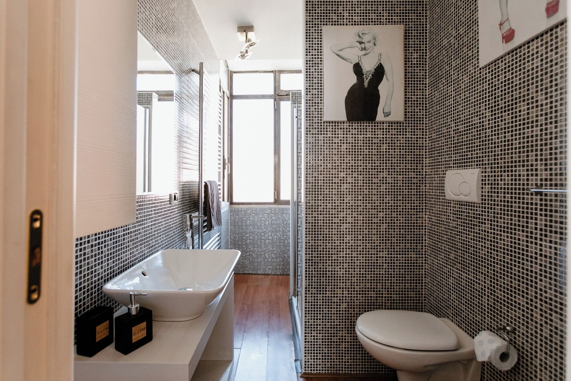 Ein modernes Badezimmer mit Waschbecken, Badewanne und Toilette.