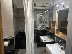 A modern bathroom with a shower, two sinks, a mirror, and a toilet. - Appartement pour 4, piscine et parking N75 (La Grande-Motte)