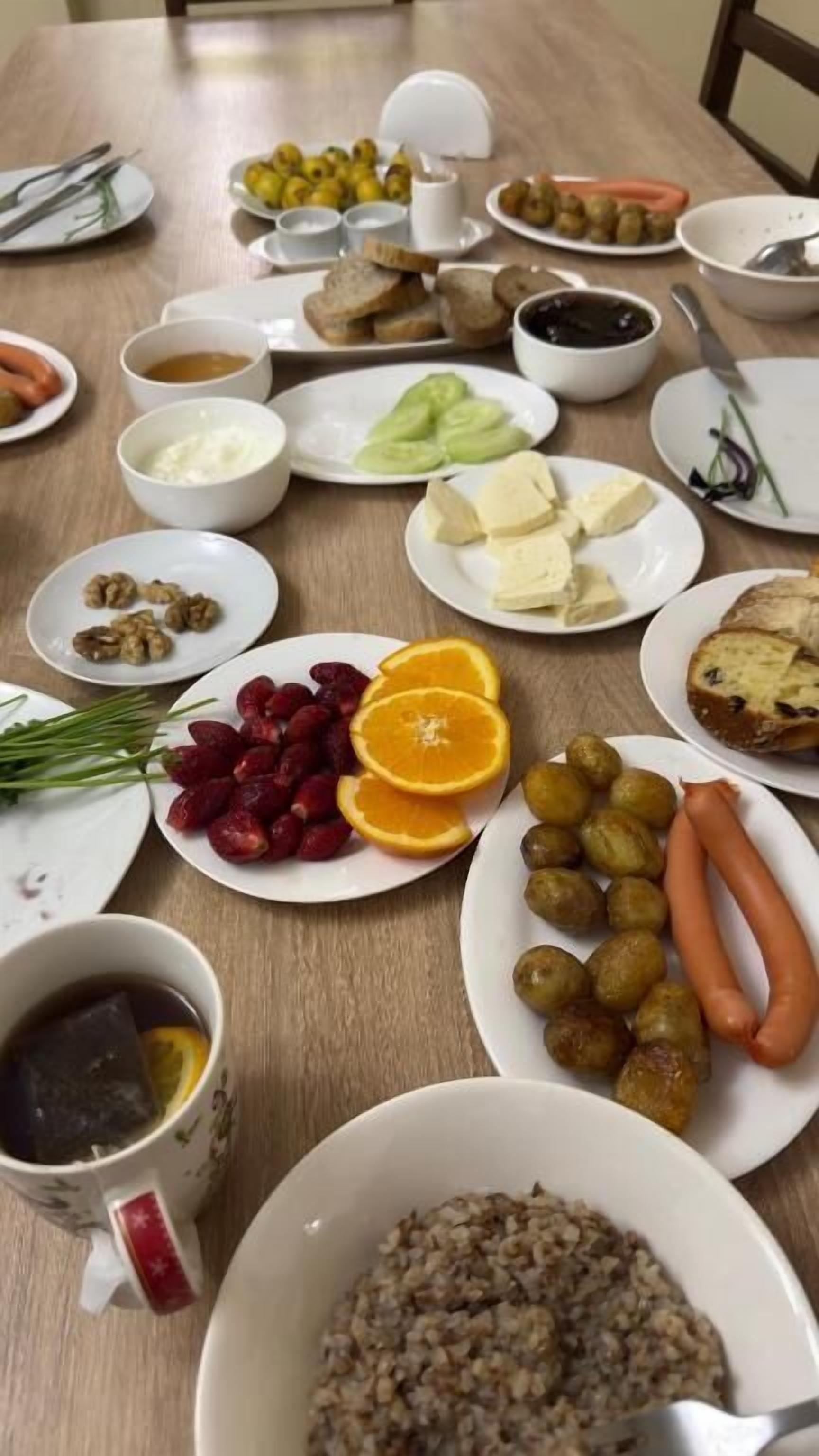 Una mesa de comedor con diversos alimentos y utensilios.