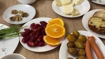 Una mesa de comedor con diversos alimentos y utensilios.