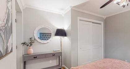 2BR downtown condo with patio, streaming, W&D, AC