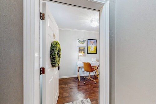 2BR downtown condo with patio, streaming, W&D, AC