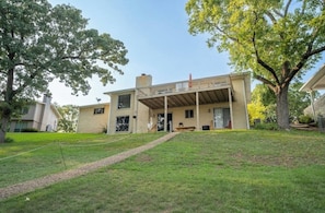 A two-story building with a covered porch and a front entrance. - 4BR Spacious Lakefront Retreat with Game Room (Hot Springs)