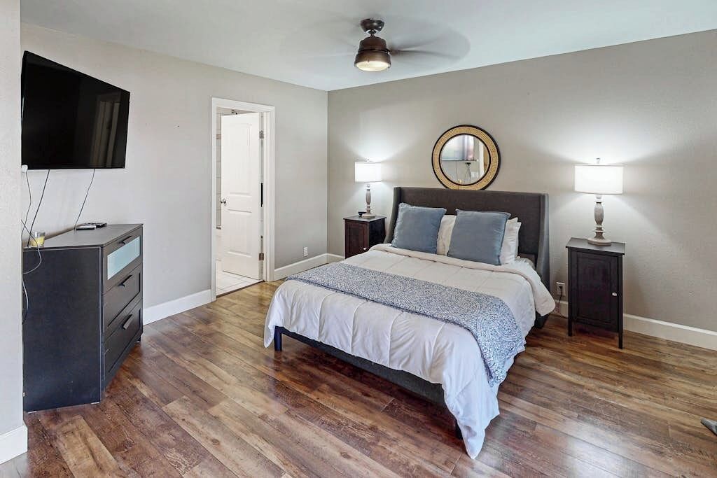 Iron/ironing board, WiFi, bed sheets