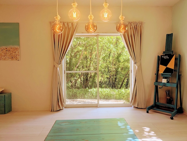 A room with a large window, curtains, a green mat, and a sketchbook on a stand. - Minamiizu Shimoda/OpalNest/ArtHouse/10p/PetsOK/New (賀茂郡南伊豆町)