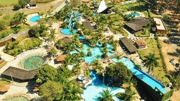Resort com várias piscinas, toboáguas e palmeiras.