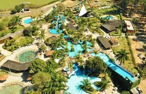 A resort with multiple swimming pools, water slides, and palm trees. - HOTEL SPAZZIO DiRoma  (Caldas Novas)