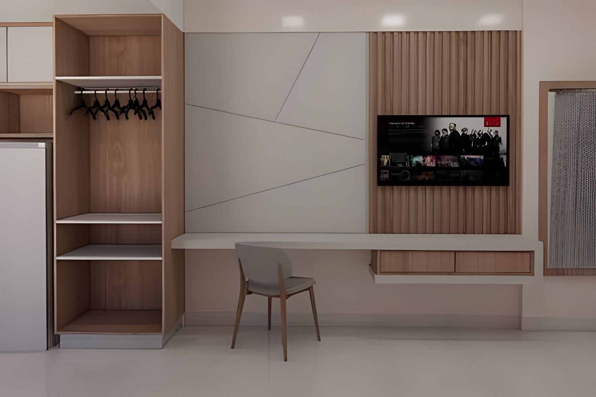 Um interior moderno com TV integrada, estantes de madeira e uma área de estar.