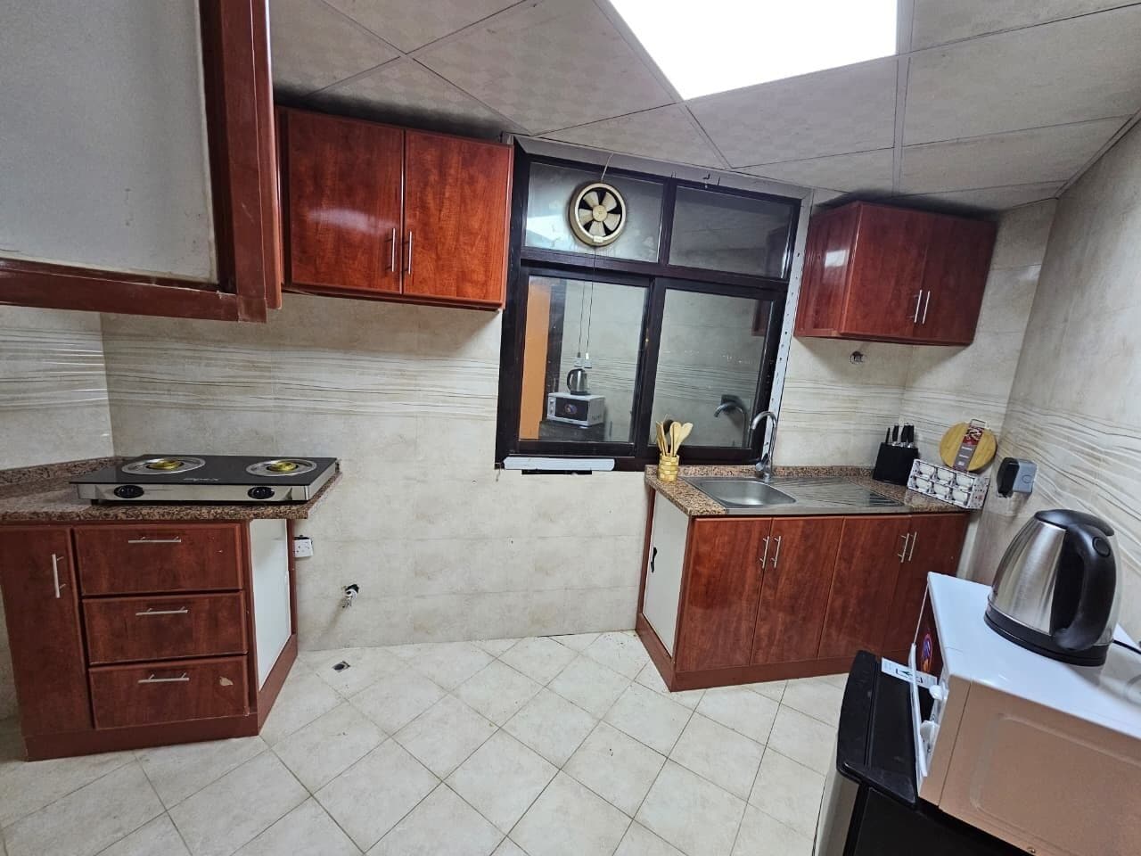 Apartamento família, vista para a cidade | Cozinha privada | Geladeira, micro-ondas, fogão, cooktop