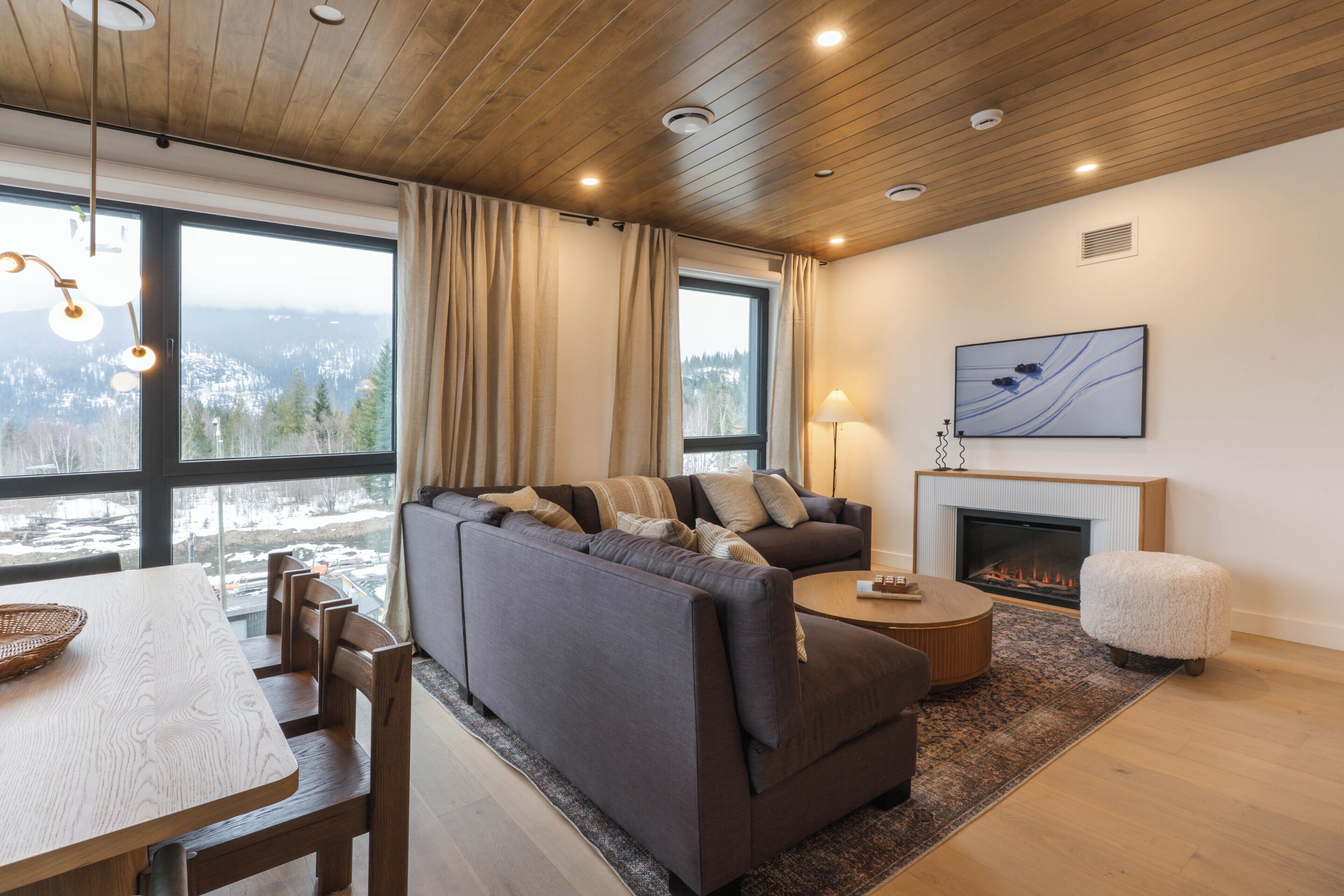 Comfort Condo, Balcony, Mountain View | Living area