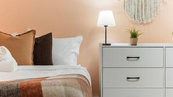 Iron/ironing board, Internet, bed sheets