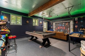Games room - Cozy Pocono Escape, Hot Tub, Fire Pit, Arcade, Sauna, Accommodates up to 12Guest (Pocono Summit)