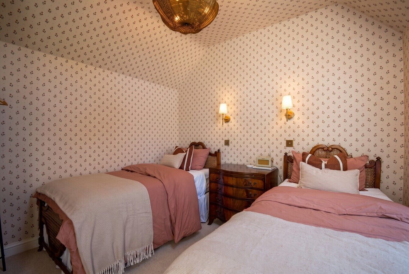 Desk, iron/ironing board, WiFi, bed sheets