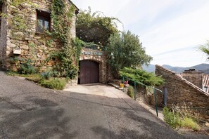 Un edificio de piedra con un letrero que dice 'LA BELLE ETOILE' y una entrada protegida por una reja.