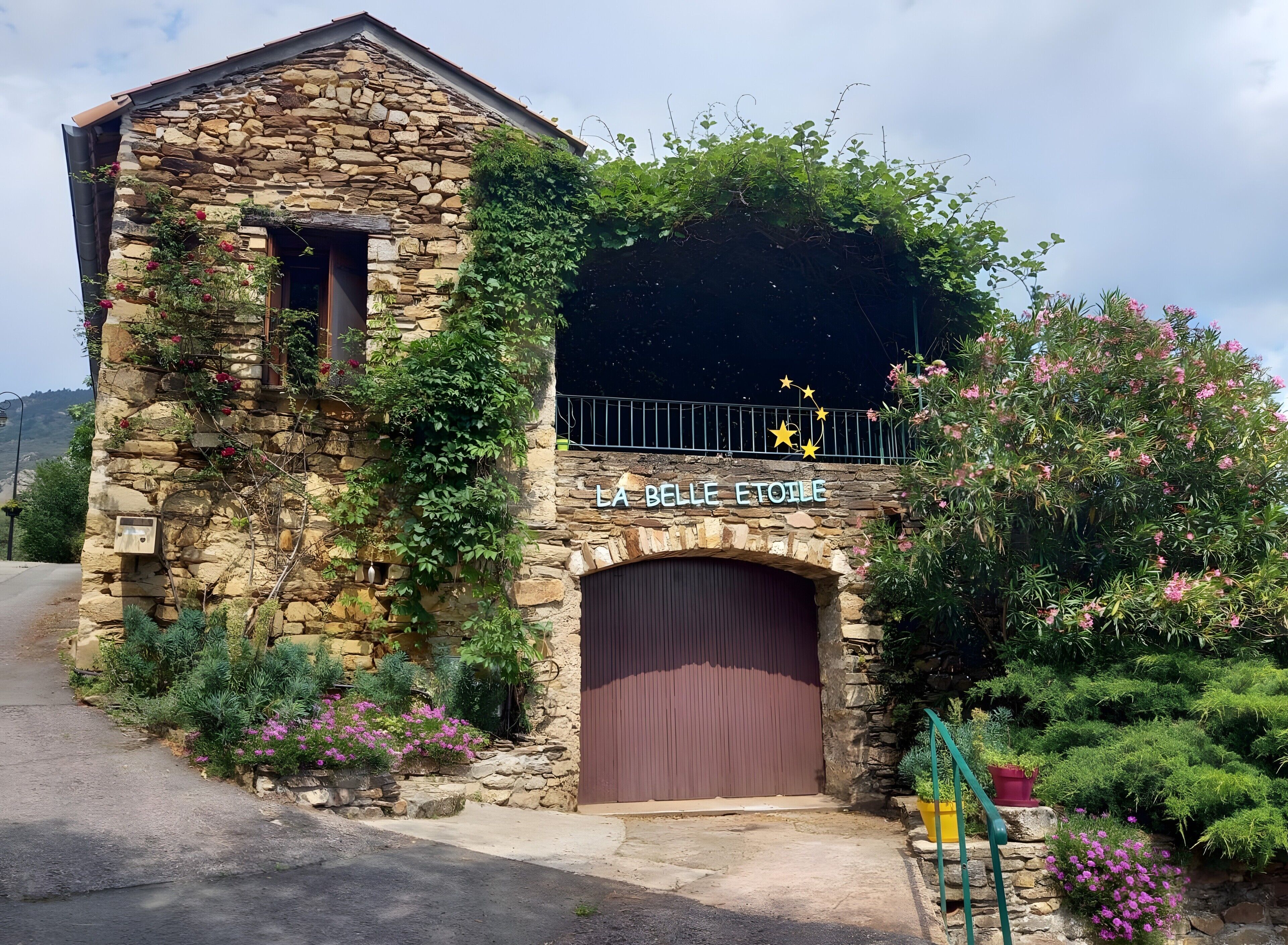 Un bâtiment en pierre sur lequel on peut lire l’inscription : « LA BELLE ÉTOILE ».
