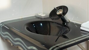 Ein Badezimmer mit Waschbecken, Spiegel und gefliesten Wänden.