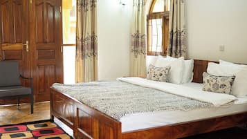Suite, 1 King Bed, Air conditioning, Garden View | Premium bedding, desk, laptop workspace, free WiFi